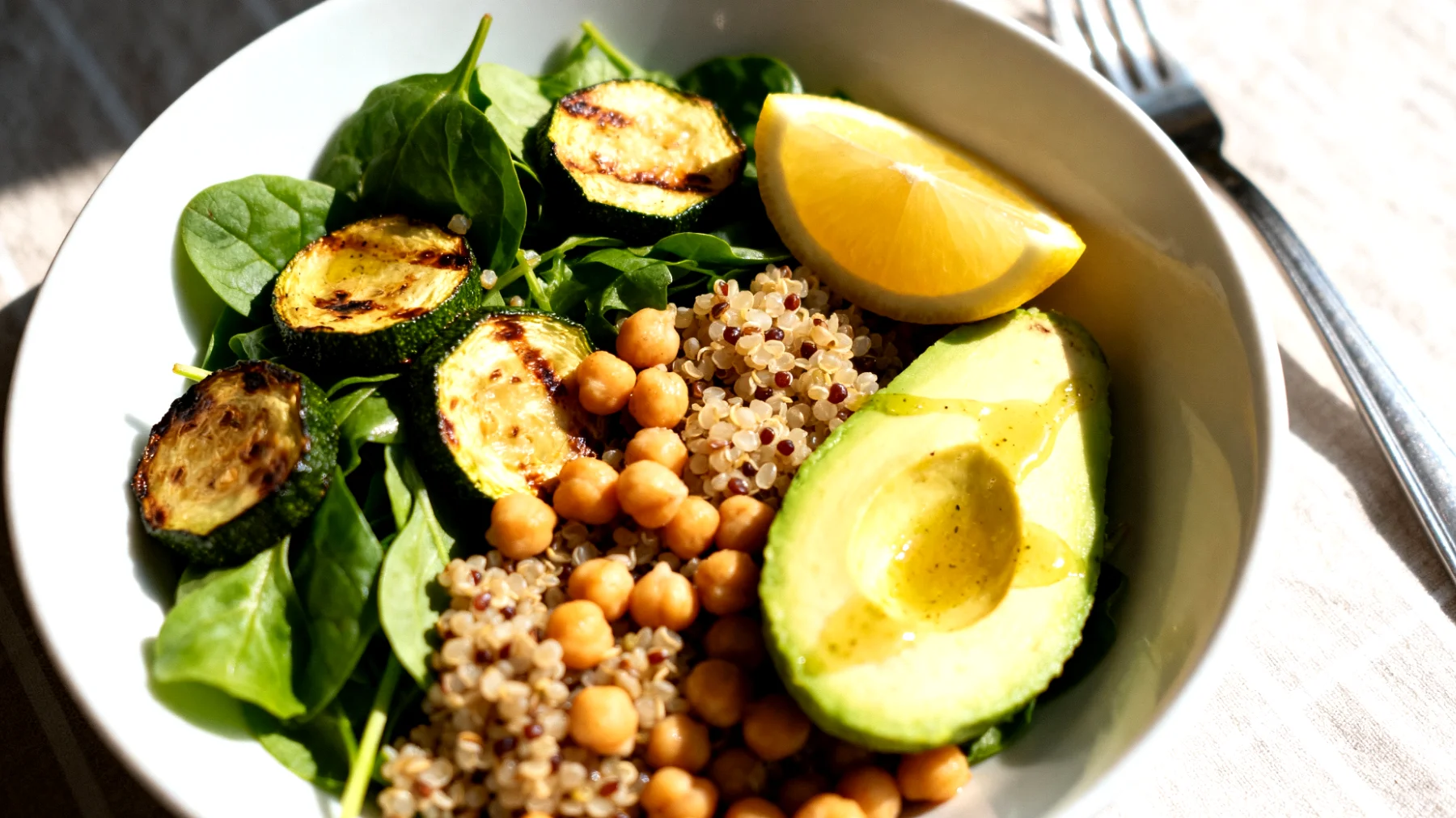 Kinoa salatası (kinoa, yeşil yapraklı sebzeler, kabak, nohut, avokado, limon sosu ile)"