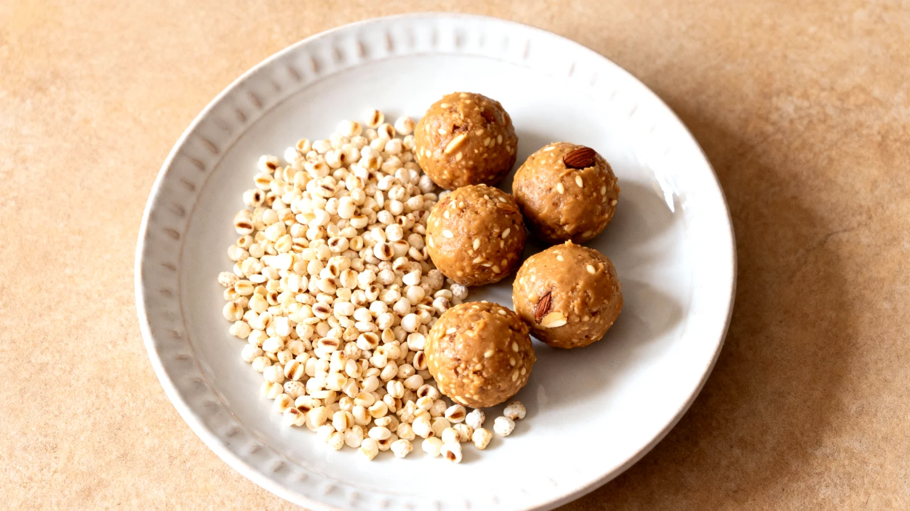 Amarant patlağı (patlayan amarant) ve badem ezmesi ile yapılmış mini toplar"