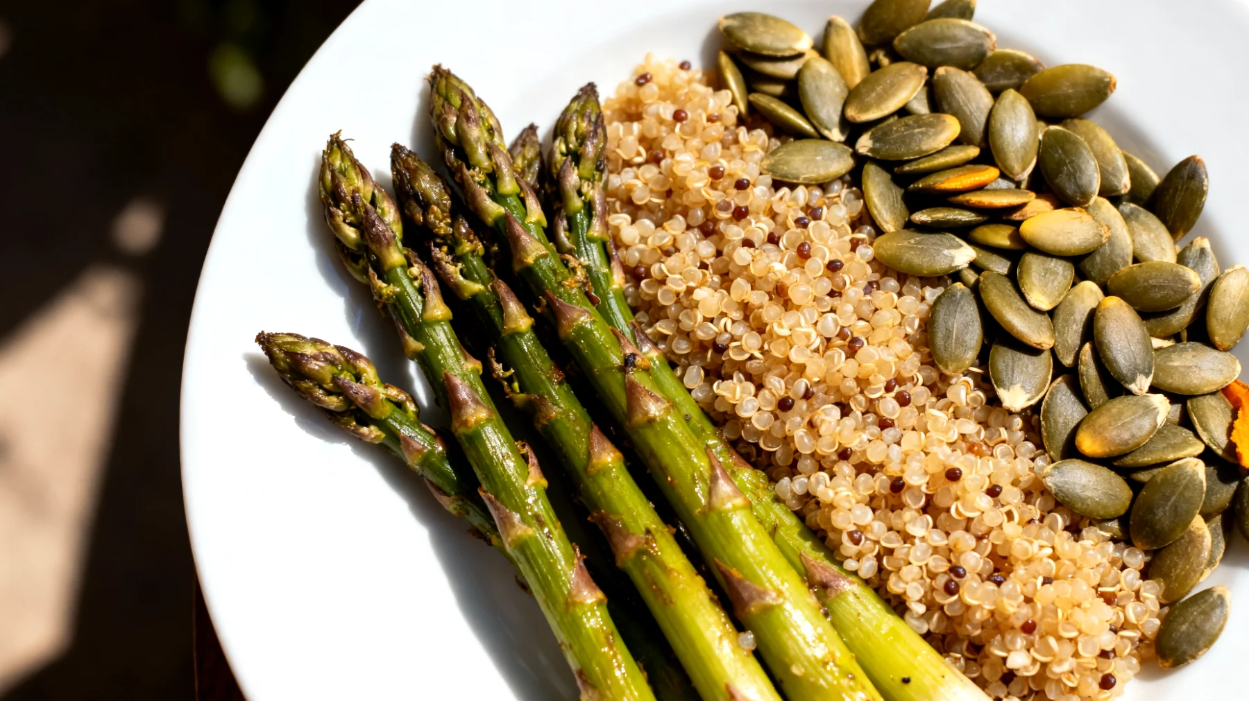 Asparago selvatico con quinoa e semi di zucca"