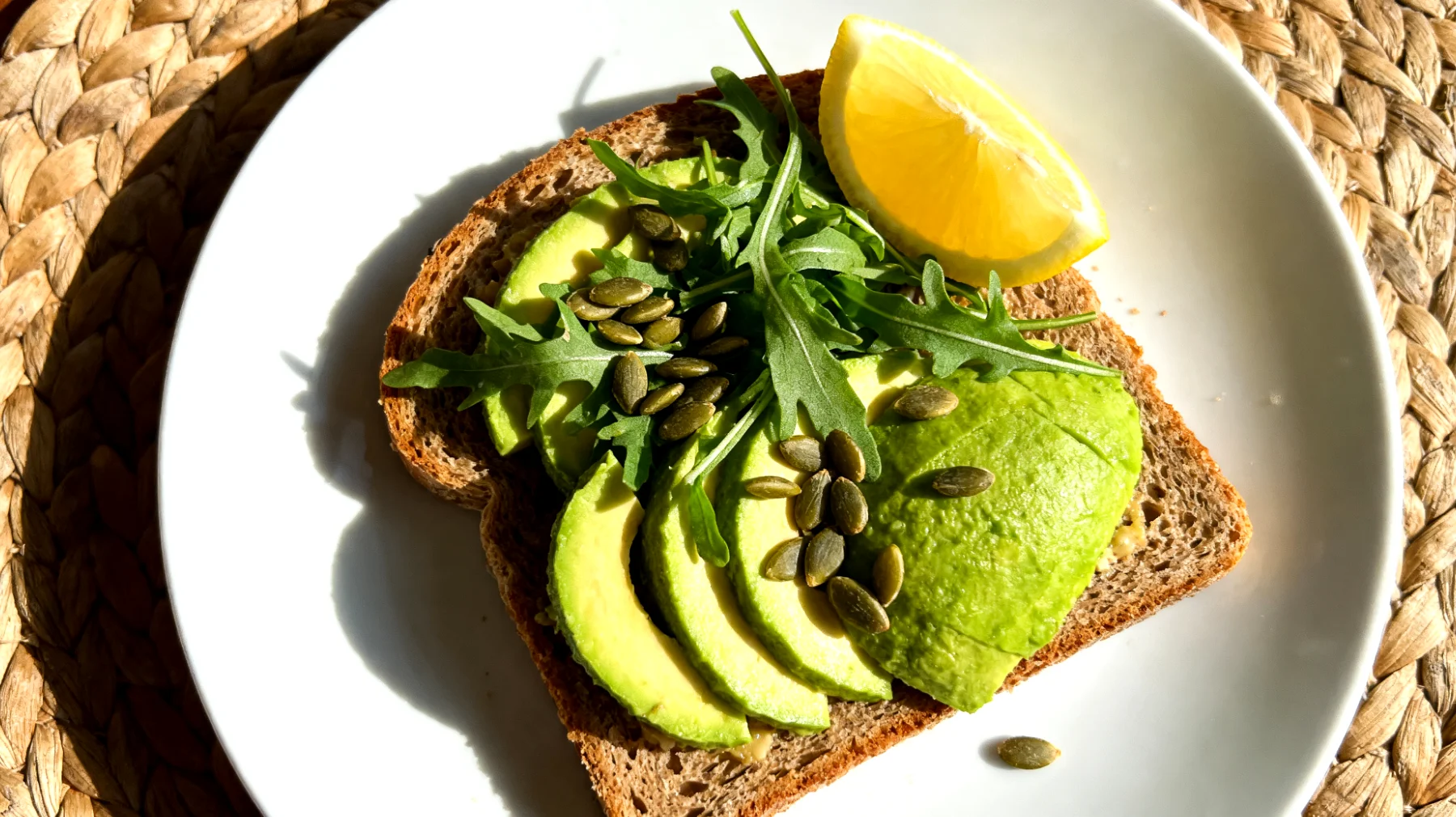 Avokado ve Tam Buğday Ekmeği Sandviç (limon, taze roka ve kabak çekirdeği ile)"