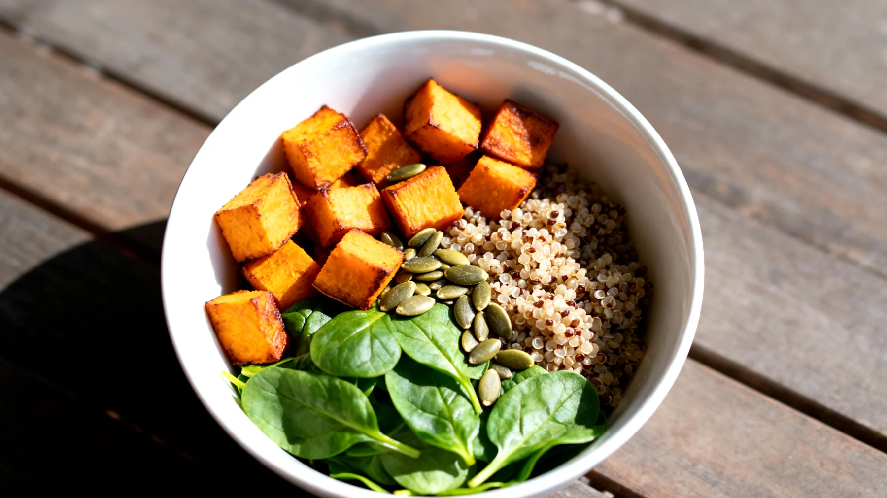 Kinoa salatası tatlı patates, ıspanak ve kabak çekirdeği ile"