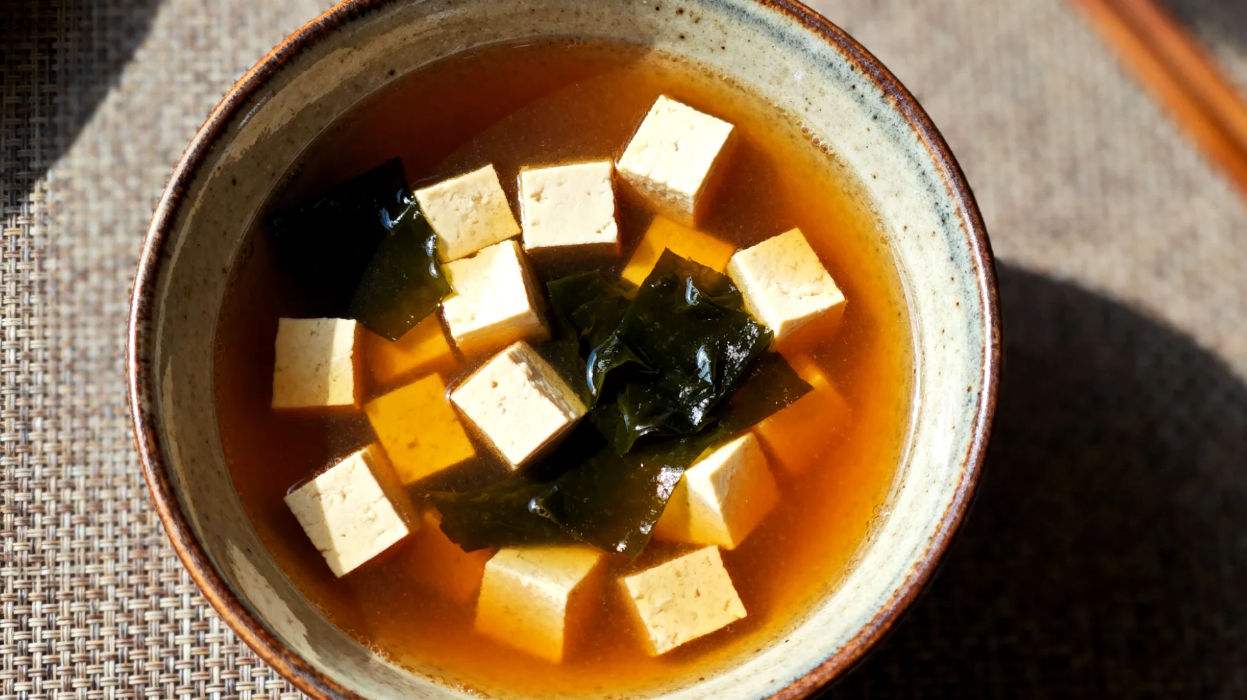 Miso Çorbası (Tofu ve Deniz Yosunu ile)"