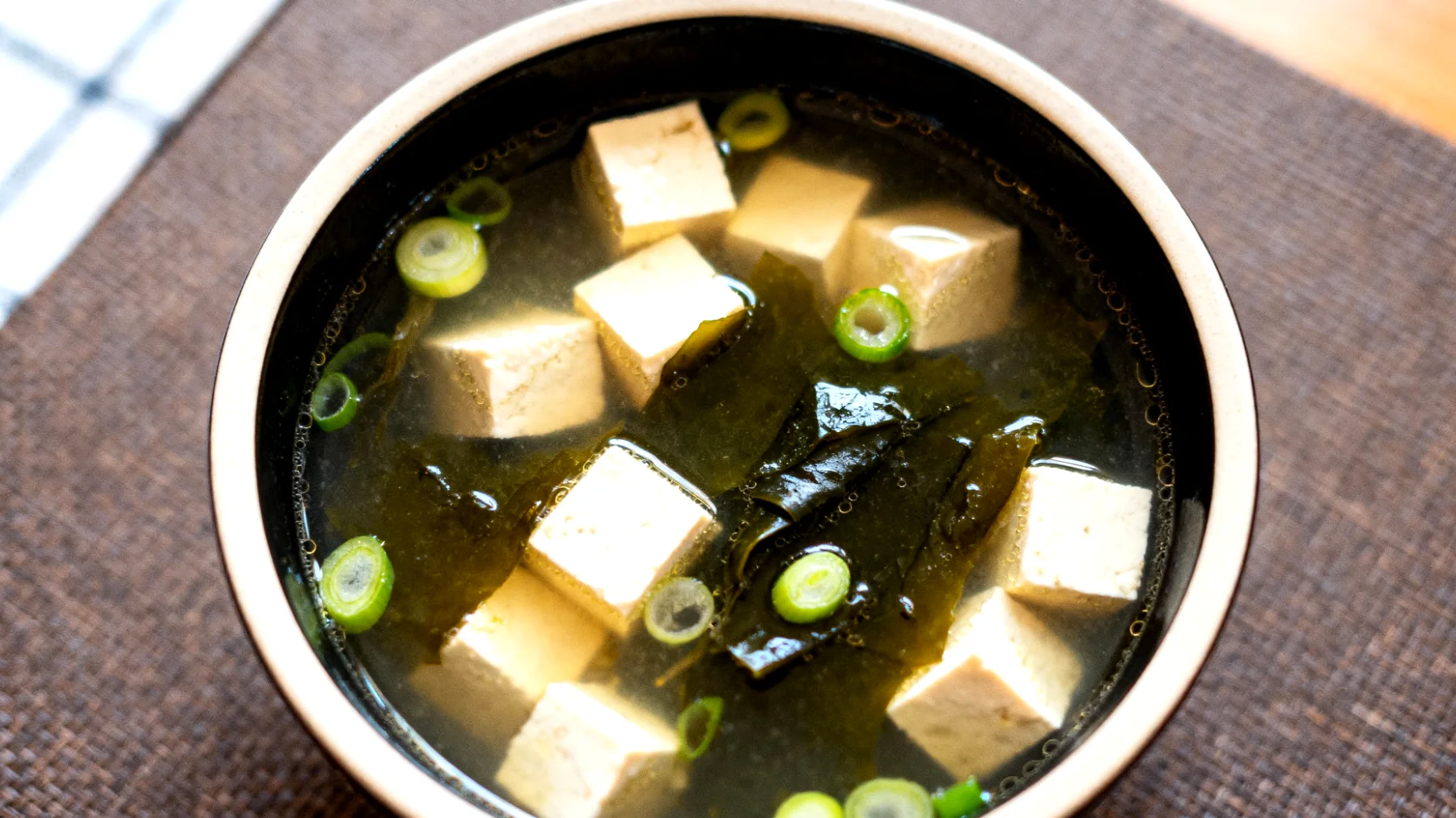 Miso Çorbası (Tofu, Wakame Yosunu ve Yeşil Soğan ile)"