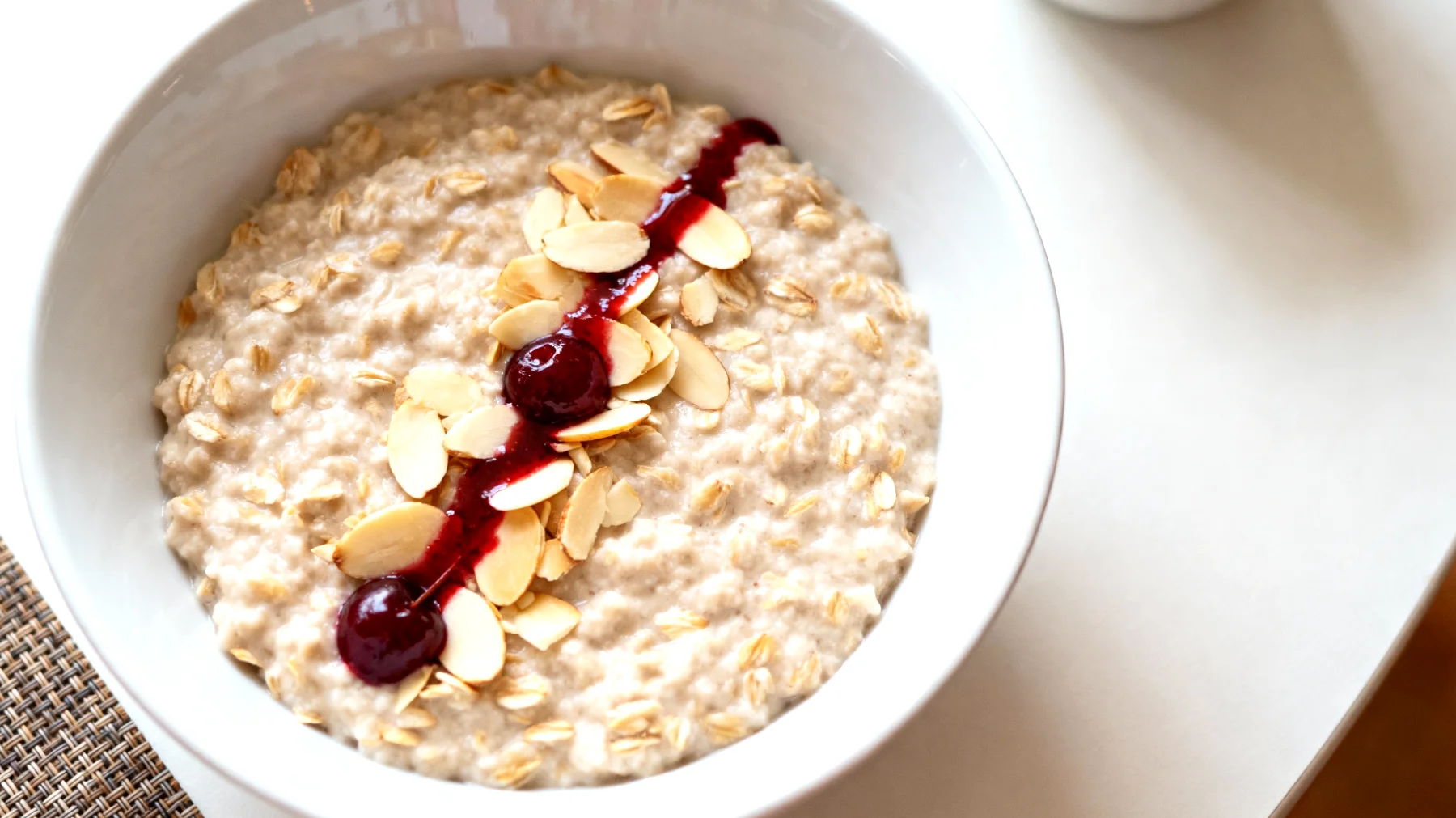 Tart Kiraz Suyu ve Bademli Yulaf Lapası"