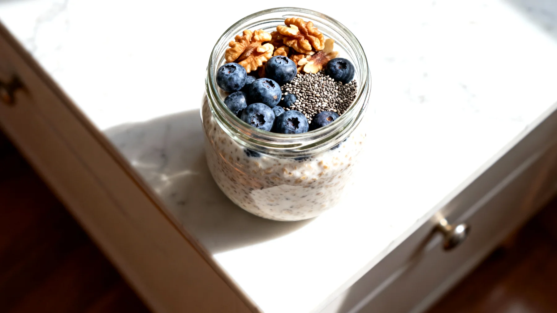 Yulaf ezmesi (overnight oats) ile ceviz, chia tohumu ve yaban mersini"