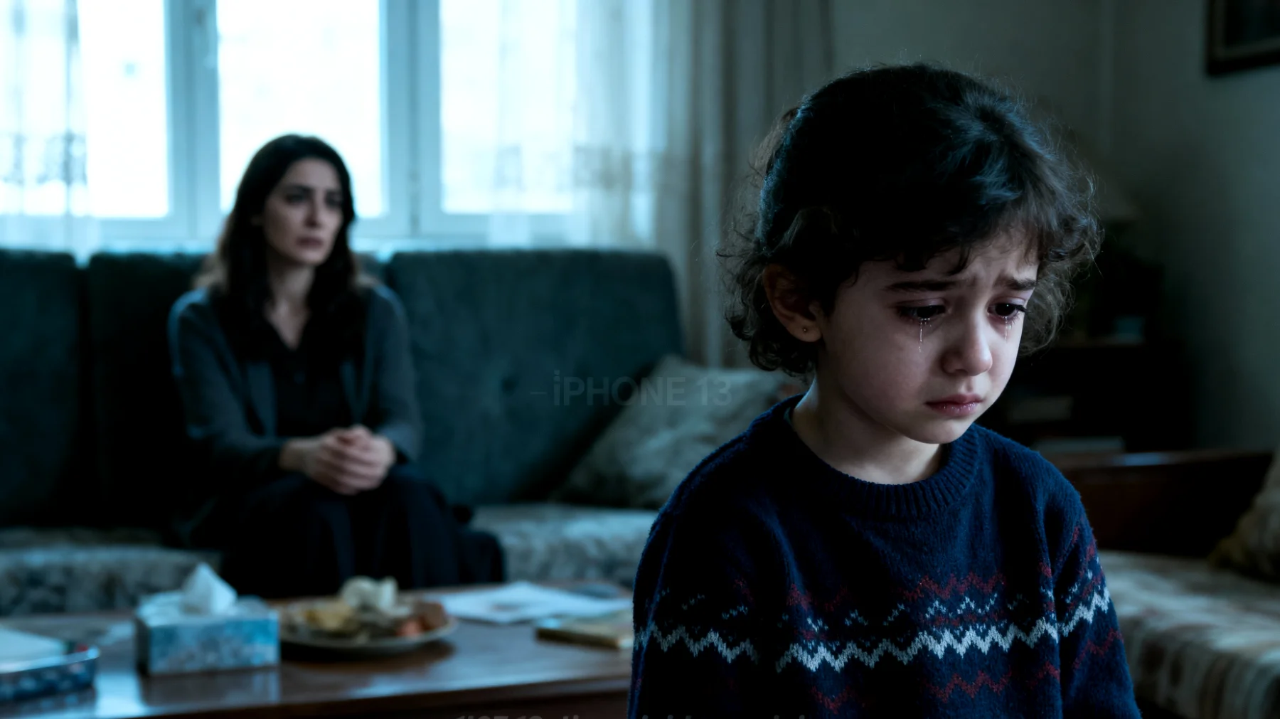 Anne, küçük çocuğuyla duygusal bir bağ kurmakta zorlanıyor. Çocuğun duygularını anlamakta güçlük çekiyor ve çocuk kendini ifade edemediği için mutsuz görünüyor. İkisi arasında sıcak, samimi anlar yaşanmıyor ve anne bunun farkında olup endişeleniyor."